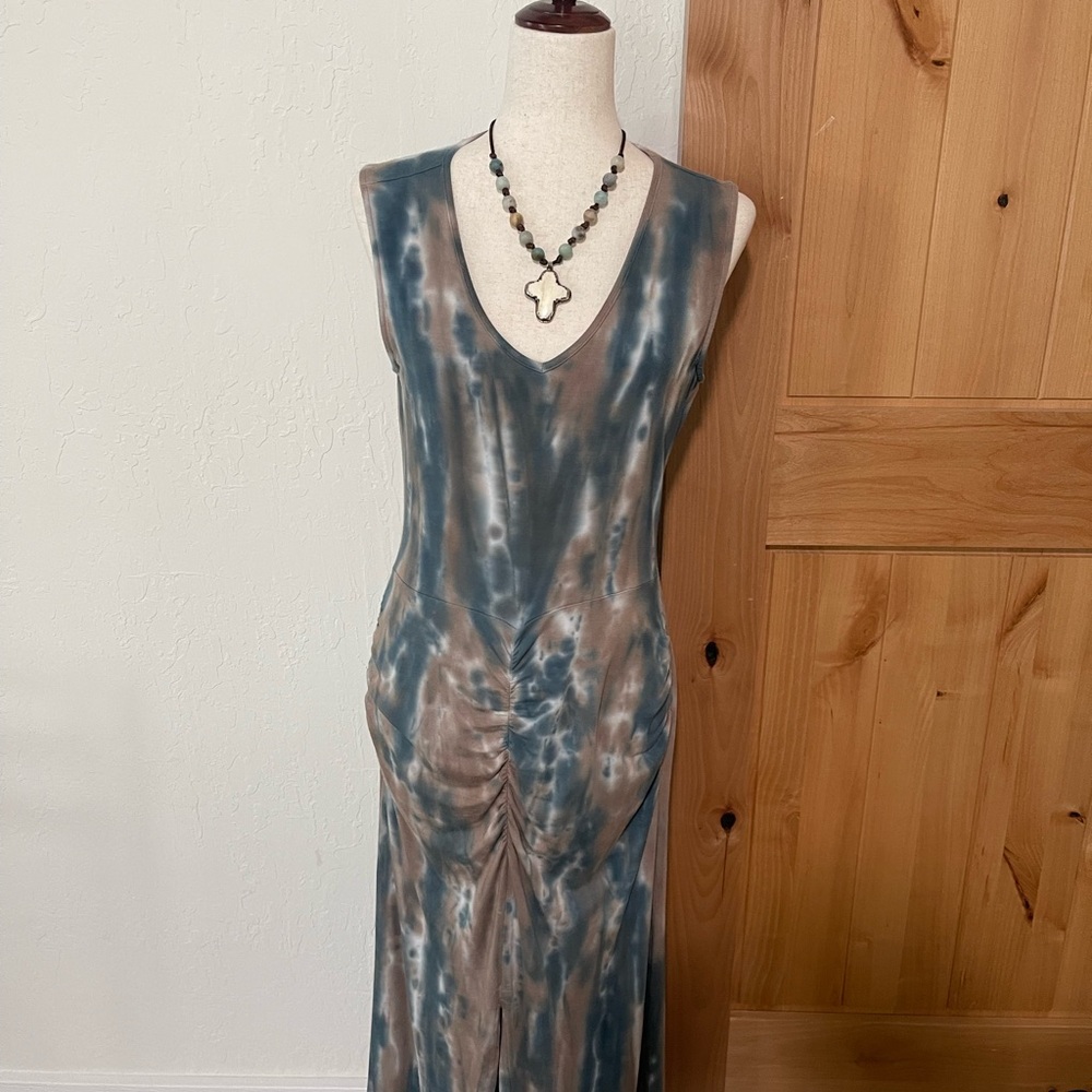 Elegant Sleeveless Tie-Dye Maxi Dress